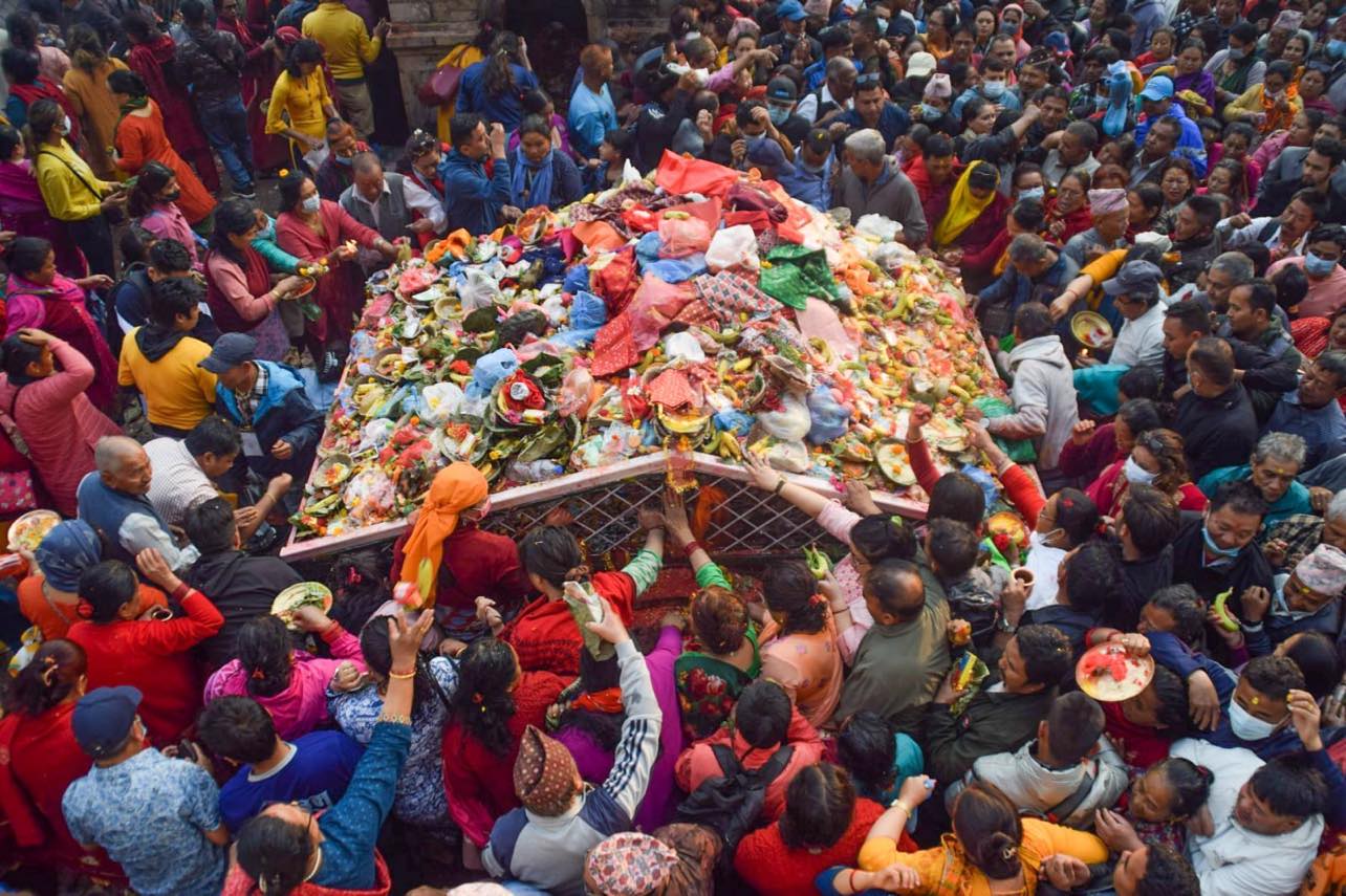 काठमाण्डौंको मातातिर्थमा दर्शानार्थीको भिड (फोटो फिचर)